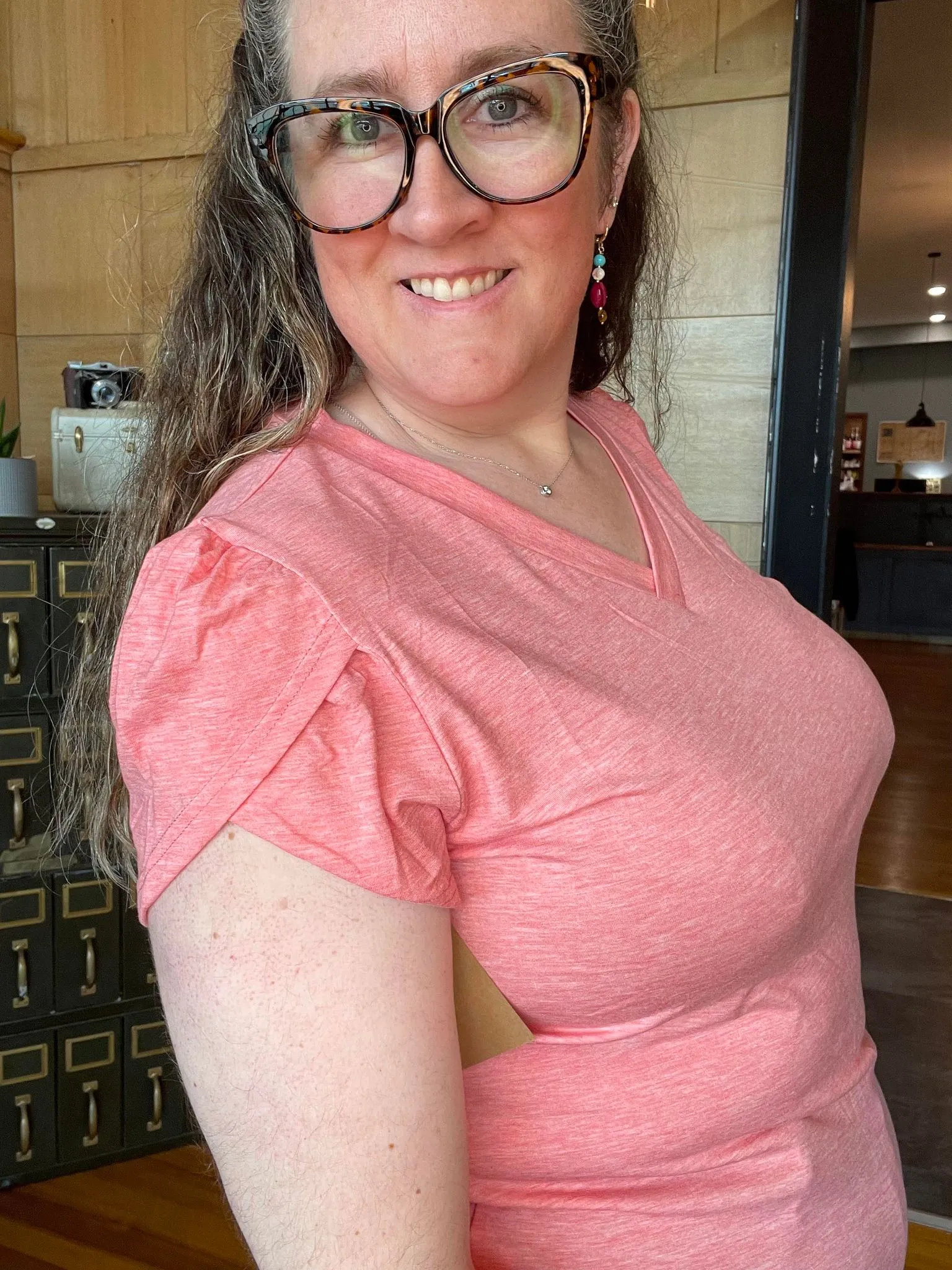 CORAL HEATHER V-NECK PETAL SLEEVE T-SHIRT